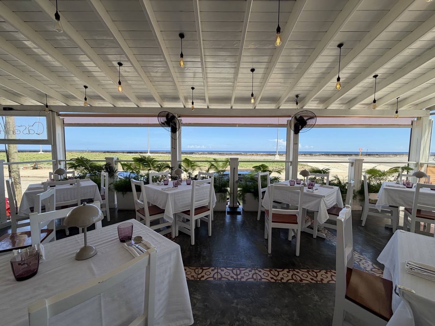 La terraza de Casa Mía, con el mar al fondo